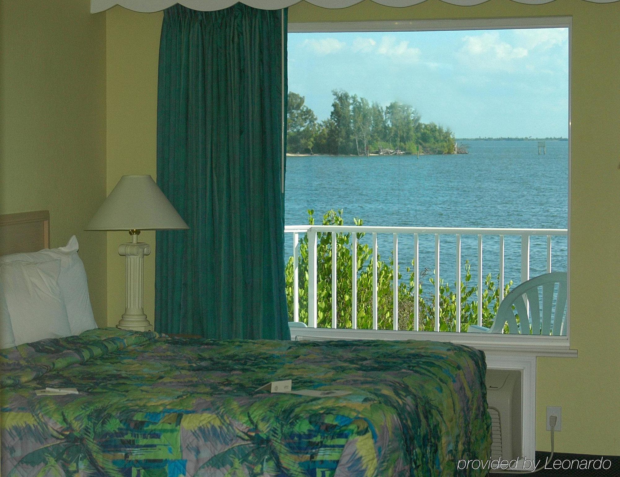 Capt Hirams Resort Sebastian Quarto foto